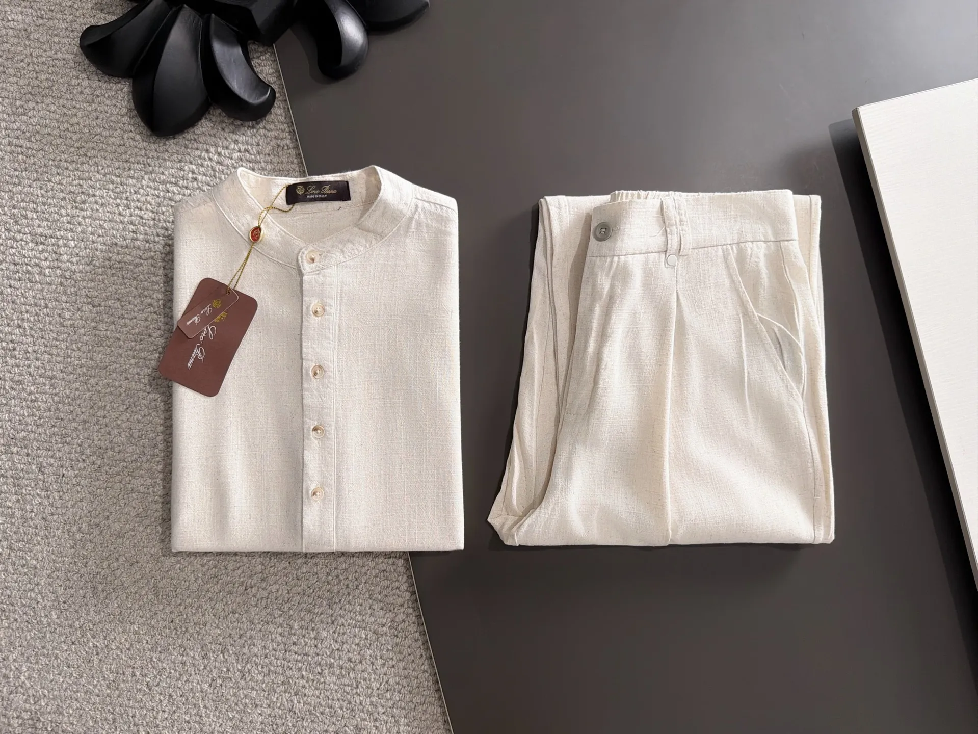 Next day shipment LP high quality Loro Piana 26ss autumn and winter New Arrival linen shirt set Made of one-on-one combed cotton yarn knitted linen fabrics, no pressure in and out of the counter Exclusive control of raw materials It feels substantial when weighed, and the upper body is more textured than ordinary T-shirts. This texture can cope with the weather easily and is suitable for both hot and cold! Loose fit design, looks noble. The only correct version is available Size: M to XXXL